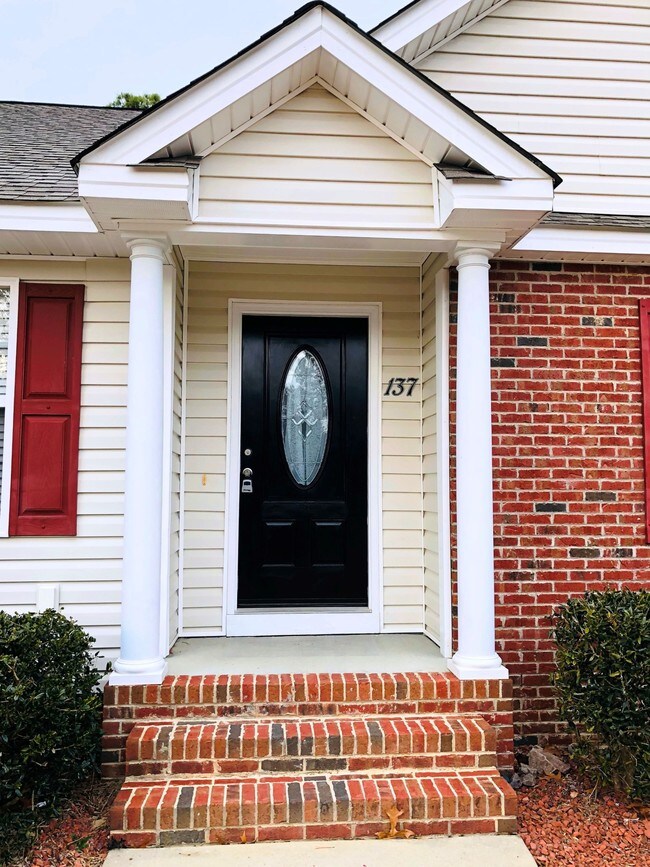 Building Photo - 137 Fox Run