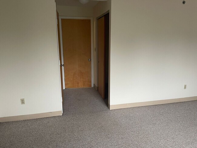 Foto del edificio - DUPLEX TOWN HOUSE W 2 PORCHES , DECK, POOL, LAUNDRY IN UNIT CENTRAL AC Have a look!!!