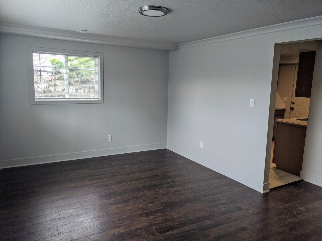 Primary Photo - 2380 W Baker Ave