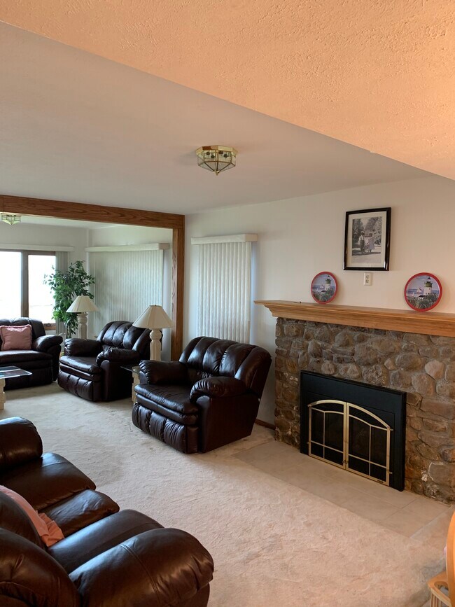 Foto del edificio - 6588 Shore Acres Dr