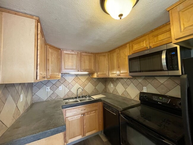 Building Photo - 4 Bedroom Shadle Rancher