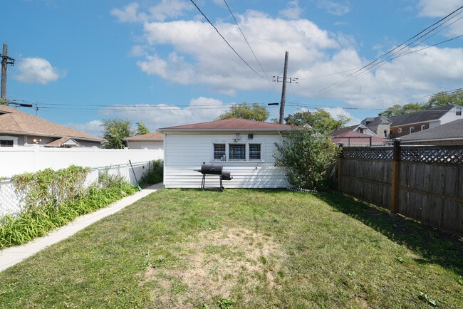 Building Photo - 5109 S Richmond St