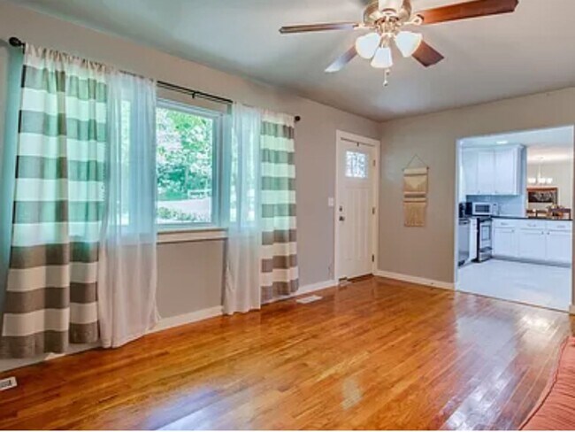 Building Photo - Quaint 3 Bedroom House In The Heart Of Wes...