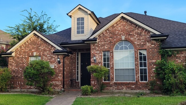 Photo - 2102 Mapleview Dr House