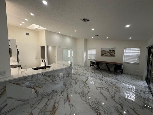 Foto del edificio - 2173 Discovery Cir W