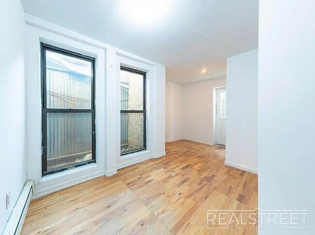 Foto del edificio - No Fee – 4 Bed / 1.5 Bath with Private Bac...