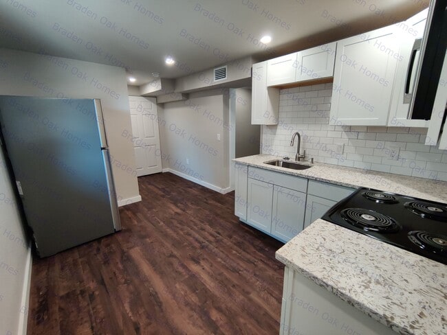 Modern Kitchen w/ stainless steel appliances, granite countertops, garbage disposal - 1814 26th St W
