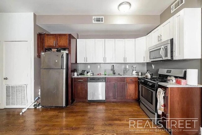 Building Photo - Newly Updated 3-Bedroom with Great Light & On-Site Laundry