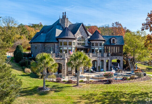 Lake Wylie’s shoreline in Tega Cay features expansive custom-built homes.
