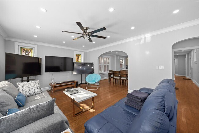 Foto del edificio - 7373 Pershing Ave