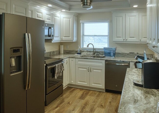 Building Photo - 4575 Cove Cir