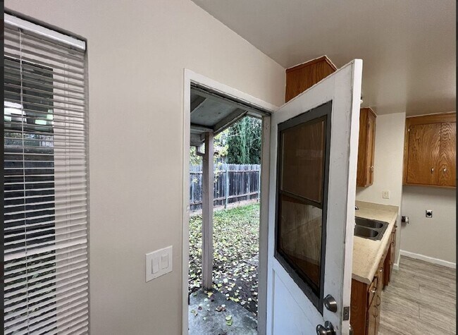 Foto del edificio - 6119-6121 Stanley Avenue