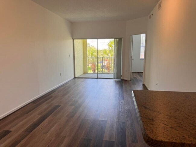 Building Photo - 2020 Greenview Shores Boulevard 116, Welli...