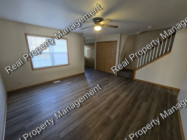 Building Photo - Updated 3 Bedroom Townhome