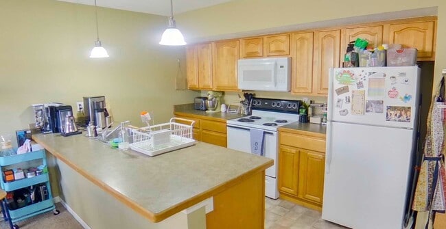 Foto del edificio - 3D Tour Available - One Block from KSU Cam...