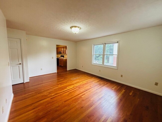 Building Photo - 3 Bedroom 2 Bathroom Townhouse