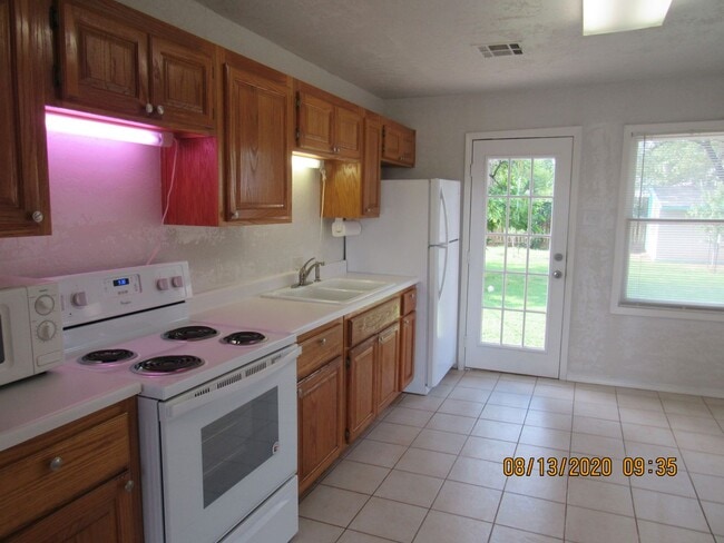 Building Photo - New Paint ! Located walking distance to Ca...
