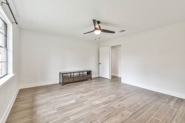Building Photo - 2718 Foliage Green Dr