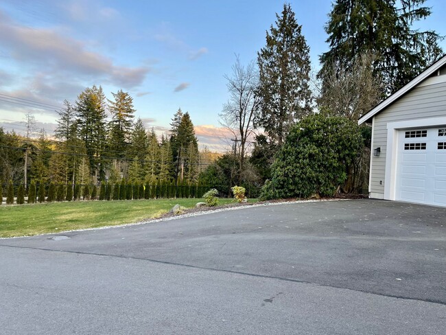 Huge yard - 5020 Maltby Rd House