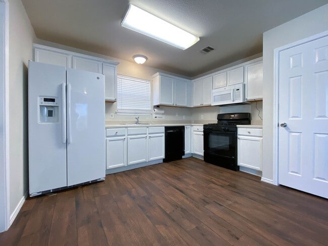 Foto del edificio - Spacious 4/BR 2.5/BA Two-Story Home with F...