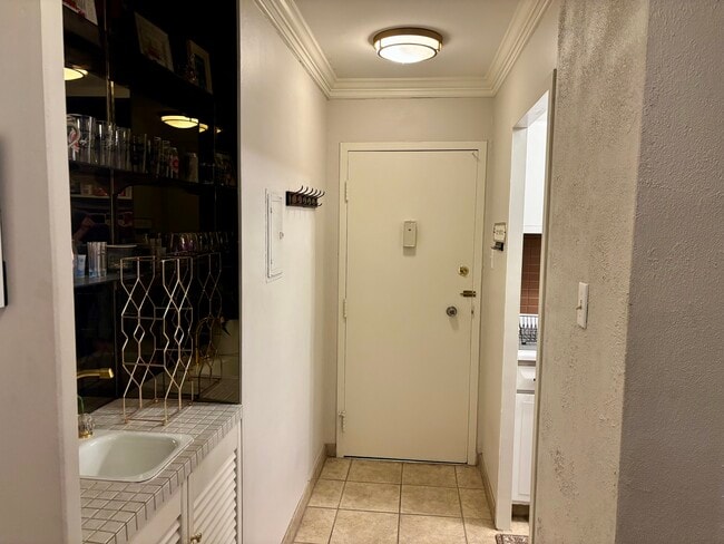Entryway & Wet Bar - 1111 Ash St