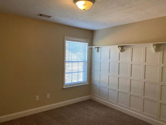 Building Photo - 933 Woody Hill Cir