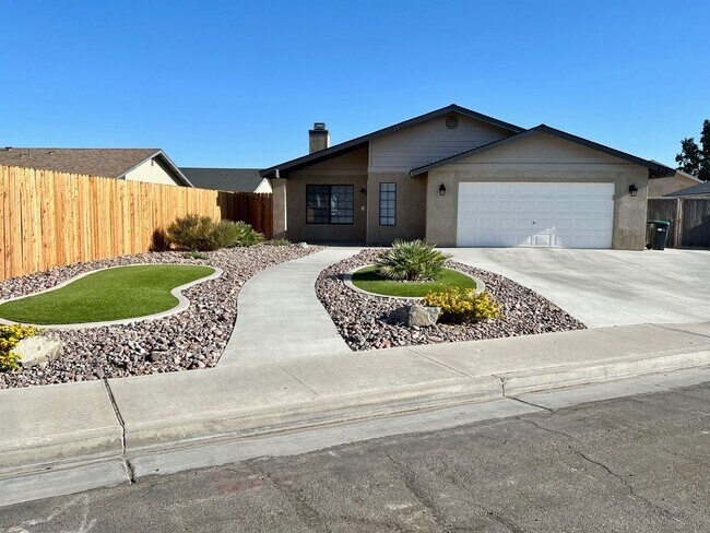 Foto del edificio - AVAILABLE NOW!!