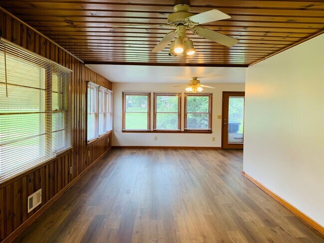 Foto del edificio - Spacious 4 bedroom 2 bathroom home with to...