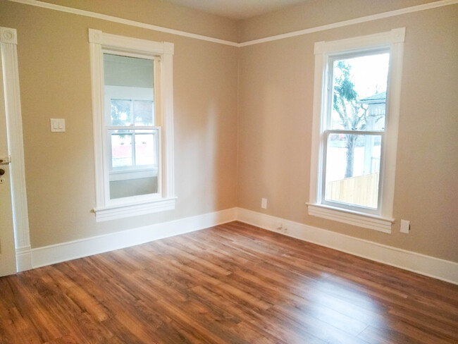 Spacios living with hardwood floors! - 122 NE Beech St