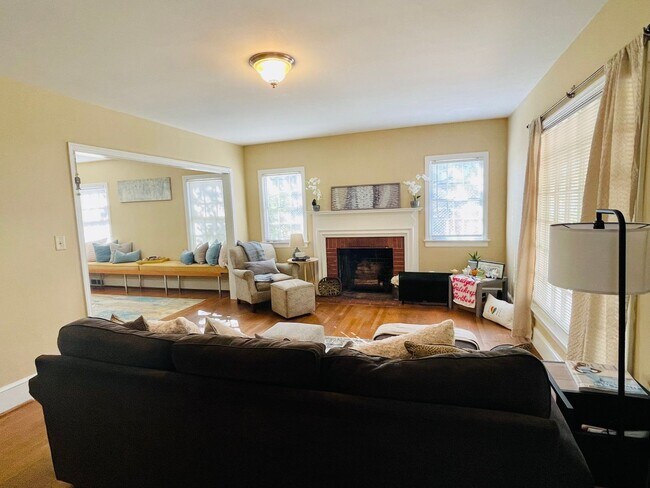 Foto del edificio - Beautiful home with old fashioned charm! W...