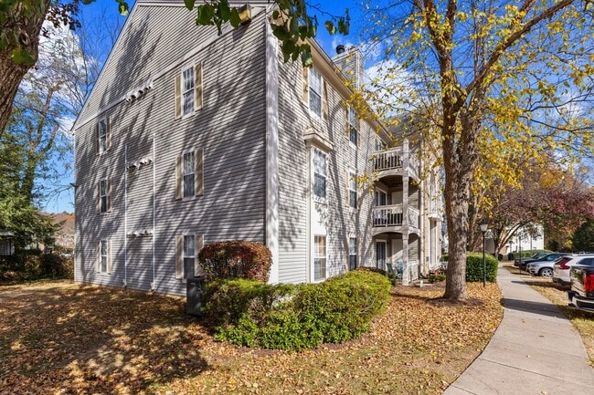 Building Photo - Top Floor Condo with Fireplace and Open Floorplan! Assigned Parking!