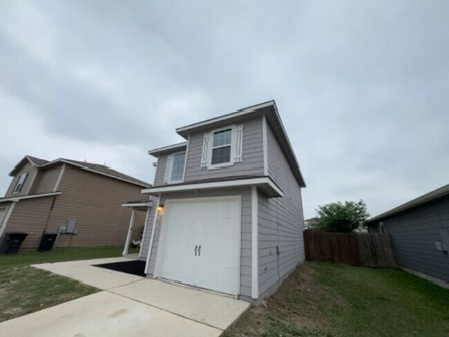 Foto del edificio - 3-Bedroom Home in Southeast San Antonio with Spacious Backyard & Open Layout