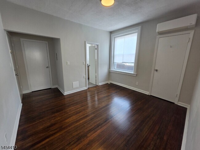 Foto del edificio - 613 Bloomfield Ave