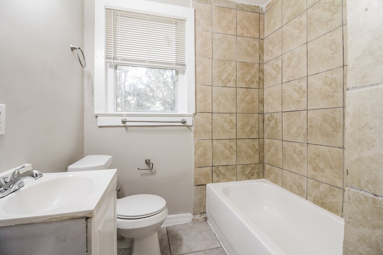 Primary Photo - 2843 Commonwealth Ave