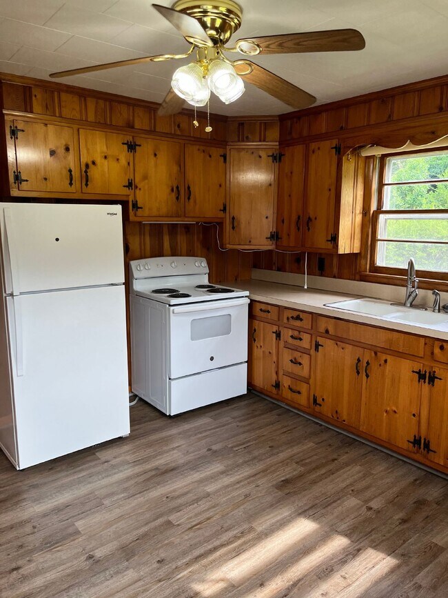 Building Photo - Charming 2-Bedroom Home in Smithville, Tn ...