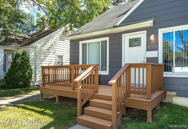 Building Photo - 2222 E Farnum Ave