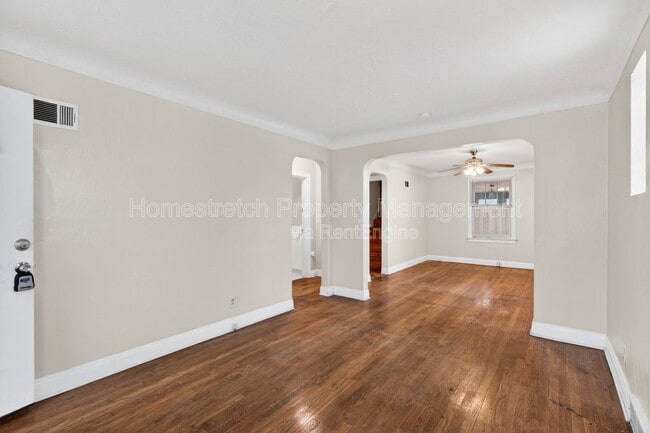 Foto del edificio - 8817 Shady Grove Ave