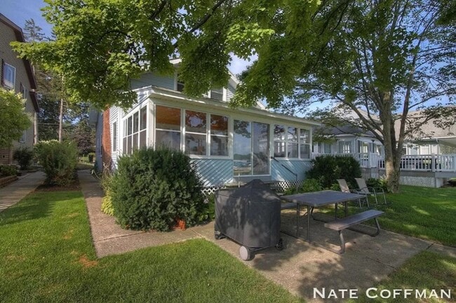 Building Photo - Lakefront 4 bed 2 bath home