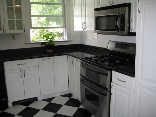 Kitchen - 71 Putnam Ave