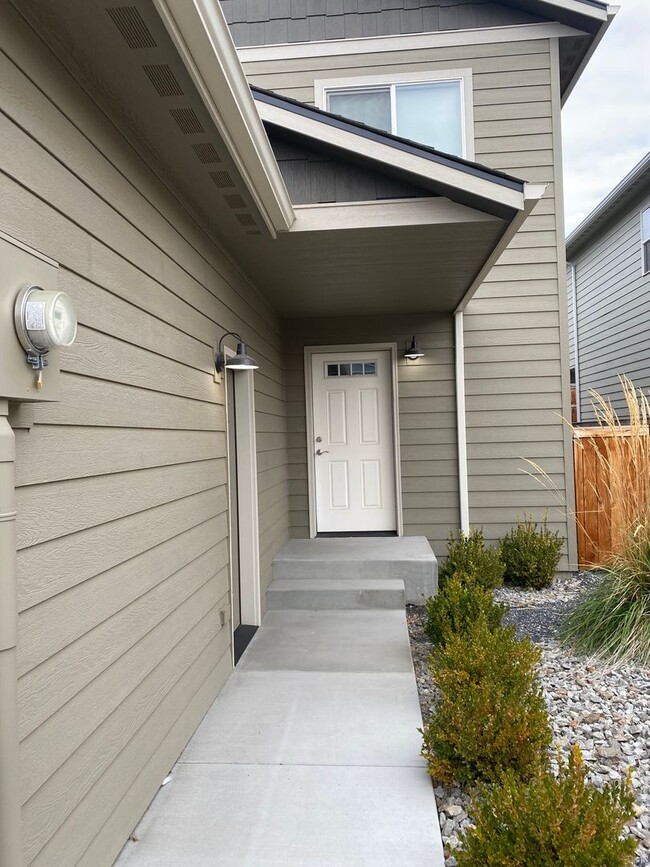 Building Photo - Beautiful 3 Bedroom 2.5  Bathroom Townhome