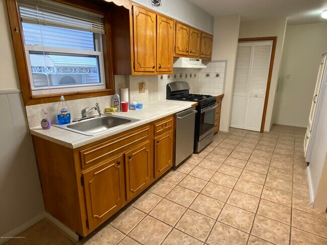 Building Photo - 323 Buel Ave