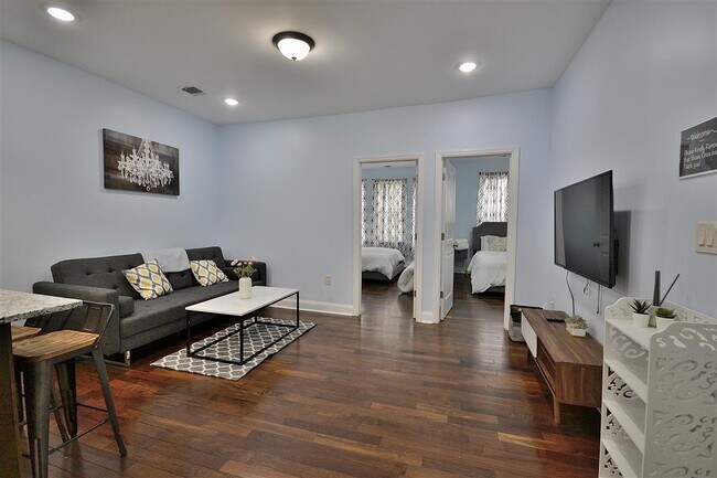 Building Photo - 294 Ege Ave