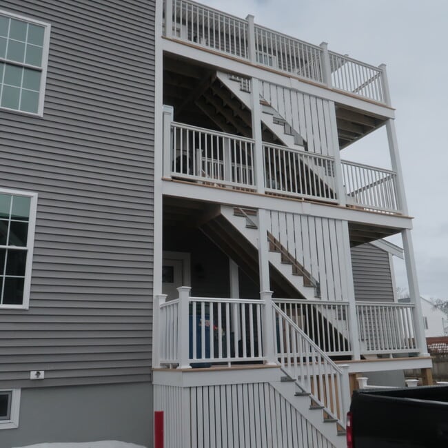 Building Photo - 32 Newhall St