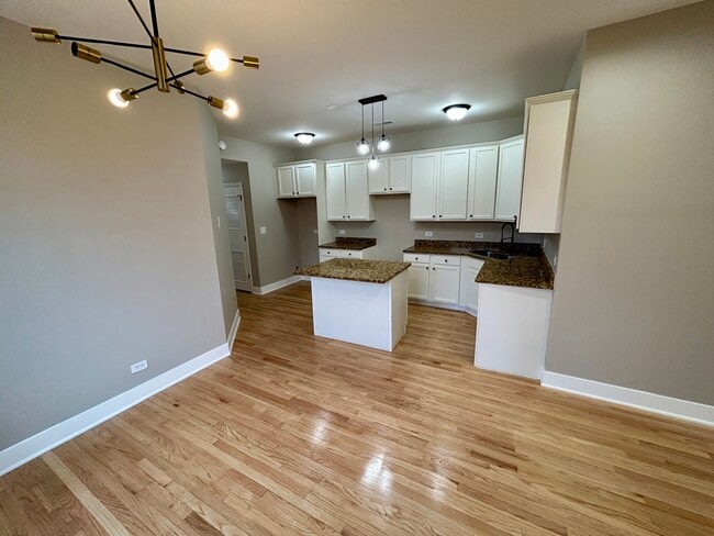 Building Photo - 5644 S Prairie Ave