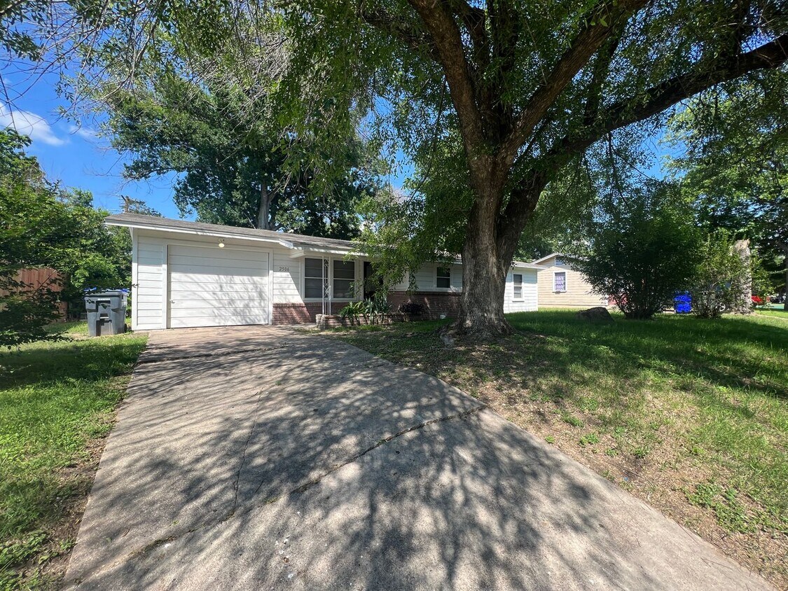 Foto principal - Single-Family Home For Lease