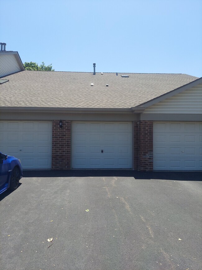 1 car garage with space for a second car in-front - 1735 Chesapeake Ln