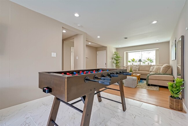 Building Photo - 5330 Hialeah Dr