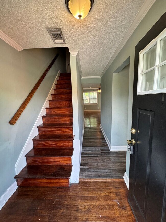 Building Photo - Brick 2/1 Apartment in Cave Spring- $995