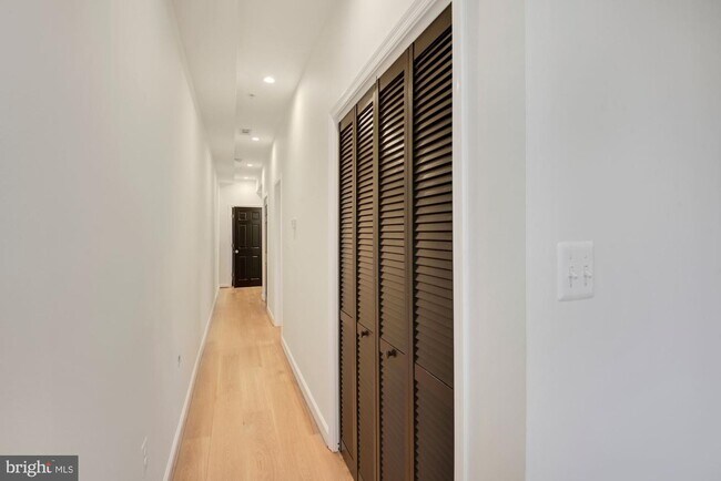 Foto del edificio - 3558 11th St NW