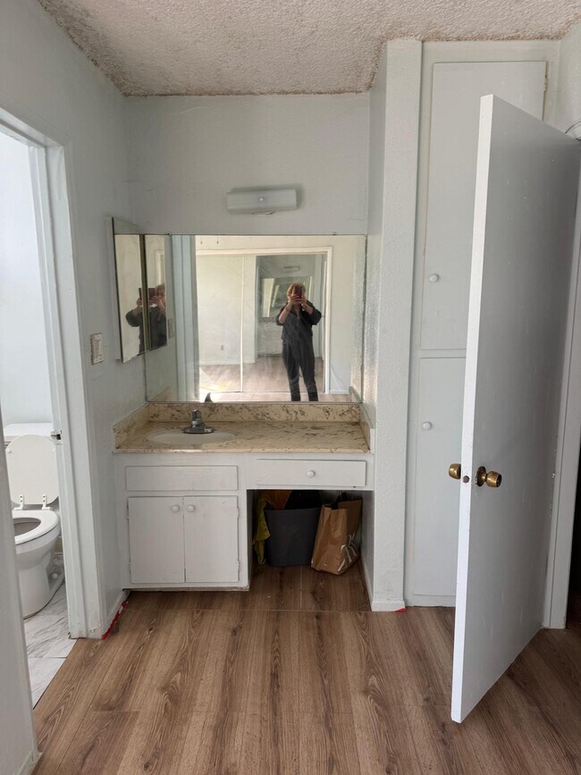 Foto del edificio - 6819 Variel Ave